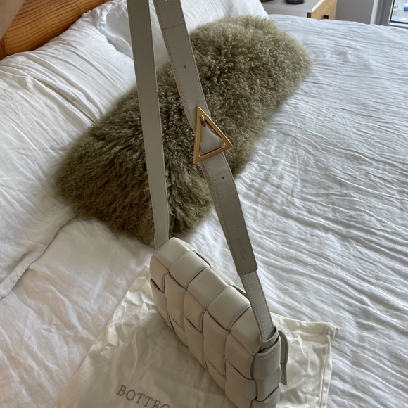 Padded cassette crossbody bag - Picture 3 of 7